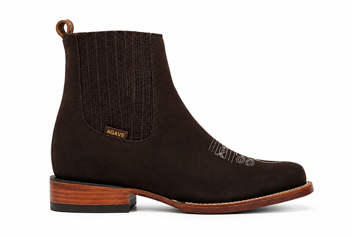 Botines Chelsea “Brave” Nobuck Marrón con Bordado Clásico