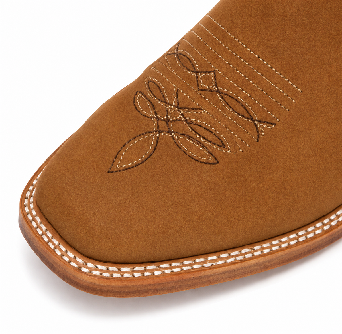 Botines Chelsea “Brave” Nobuck Camel con Bordado Clásico