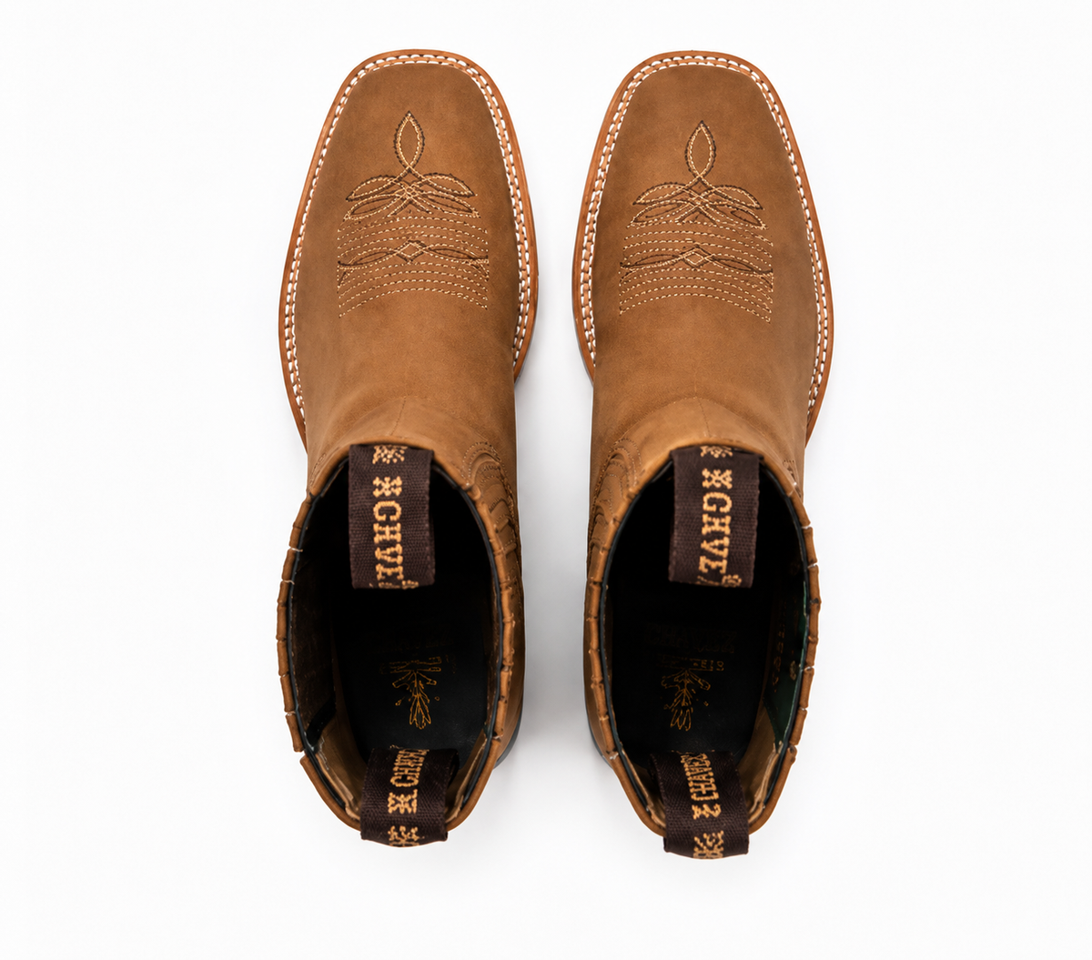 Botines Chelsea “Brave” Nobuck Camel con Bordado Clásico