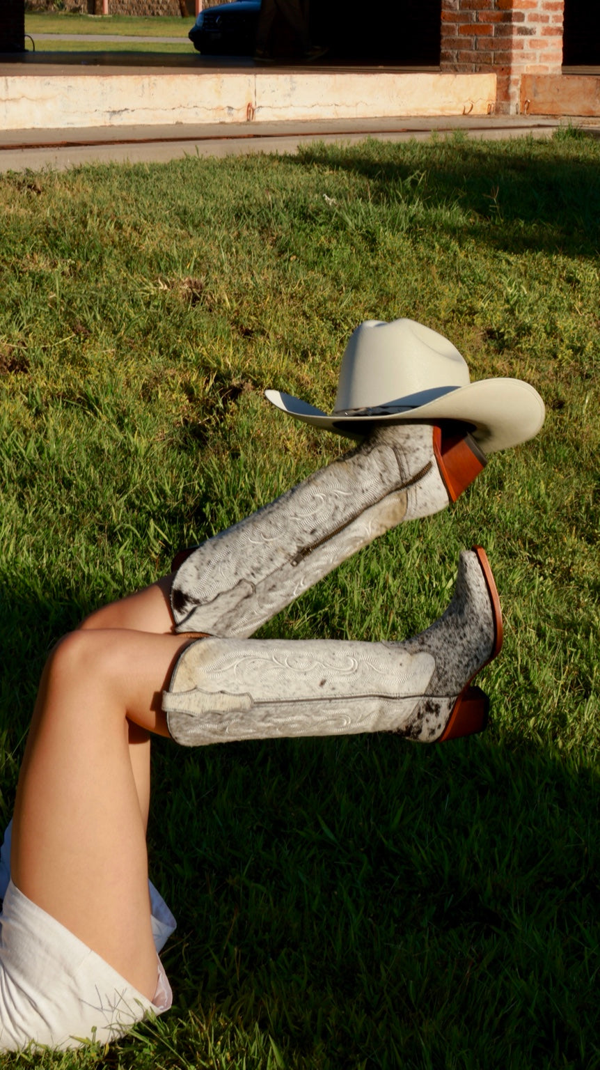 Detalle editorial de botas UNKNOWN